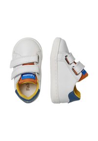 Scarpe in pelle bianca con due cinturini in velcro. Colori della soletta in evidenza: arancione e giallo. Accenti sul tacco in blu. Suola in gomma con battistrada testurizzato.