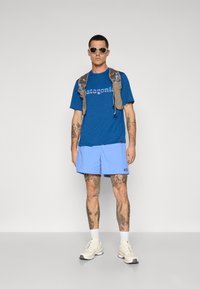 Patagonia DAILY GRAPHIC SHIRT - Sportiniai marškinėliai trumpomis rankovėmis - clement blue