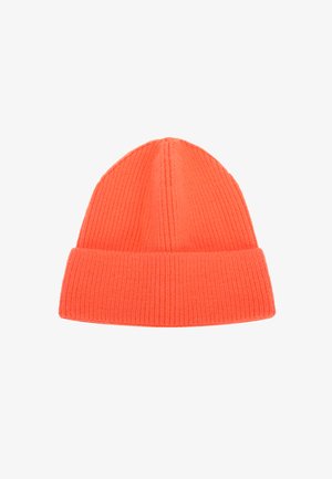 Berretto lavorato a maglia arancione con una texture a coste, caratterizzato da un risvolto. Il design include linee verticali del motivo di lavorazione.