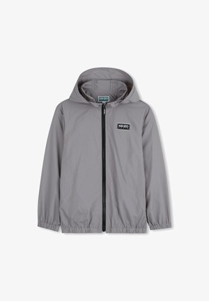 Grijze lichtgewicht jas met capuchon, een ritssluiting aan de voorkant, elastische manchetten en zoom, en een zwart-wit Kenzo Paris-logo op de borst.