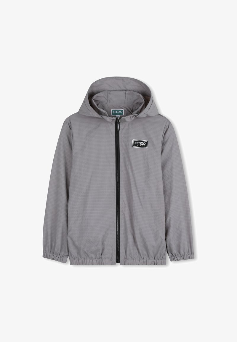 Grijze lichtgewicht jas met capuchon, een ritssluiting aan de voorkant, elastische manchetten en zoom, en een zwart-wit Kenzo Paris-logo op de borst.