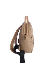 Mochila beige con diseño acolchado, asas superiores dobles y correas de hombro negras ajustables. Presenta un cierre con cremallera y acentos de hardware visibles.