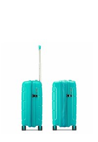 Maleta azul de concha dura con superficie texturizada, estrías verticales, mango retráctil y cuatro ruedas. Presenta una cerradura de combinación en el lateral.
