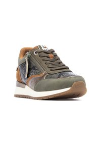 Zapatilla verde y marrón con materiales mixtos, incluyendo paneles texturizados, cordones y un cierre de cremallera. Media suela blanca y suela de goma.