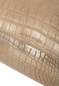 Borsa a tracolla in pelle beige con stampa coccodrillo, dotata di logo "GERRY WEBER" in rilievo e di una chiusura metallica argentata parzialmente visibile.