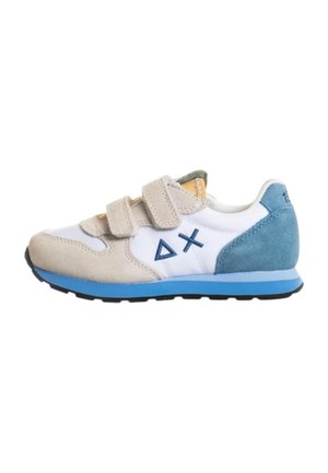 Sneaker basse in suede beige, bianco e blu, con due cinturini in velcro, suola blu e simboli a triangolo e X blu sul lato.