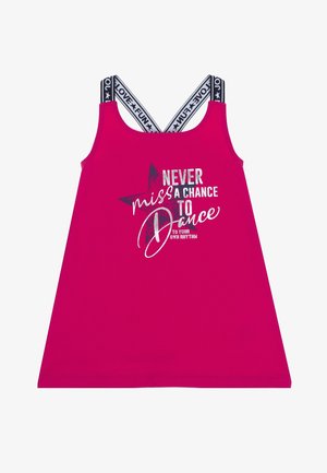 Roze mouwloze top met een ronde halslijn, voorzien van een zilveren sterafbeelding en de tekst "MIS NOOIT EEN KANS om te DANSEN" in gemengde lettertypen. Zwarte bandjes.