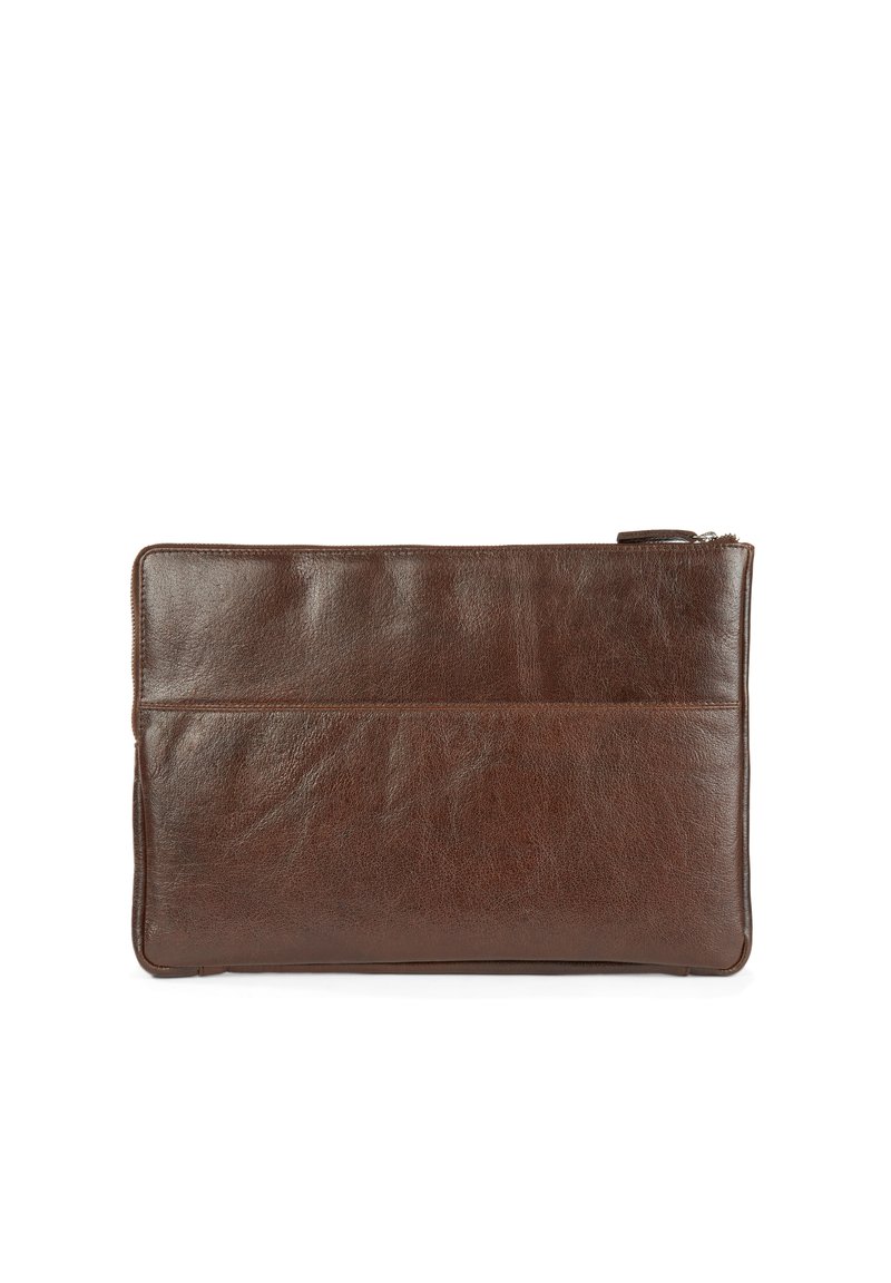 Brun läderclutch med en slät yta, rektangulär form, dragkedjestängning upptill och två horisontella sömmar framtill.