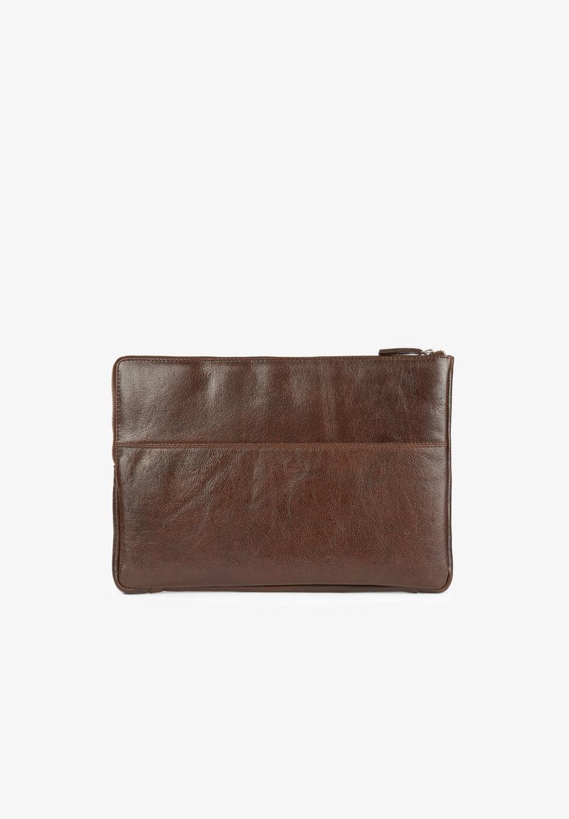 Brun läderclutch med en slät yta, rektangulär form, dragkedjestängning upptill och två horisontella sömmar framtill.