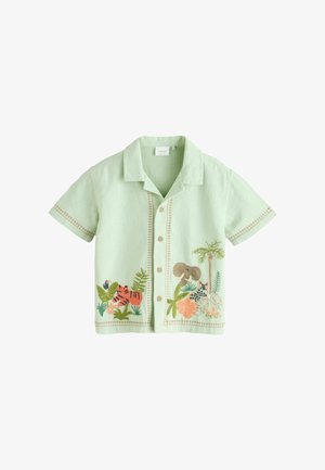 Világoszöld rövid ujjú gombos ing, amelynek alján hímzett dzsungel állatok, növények és fák találhatók.