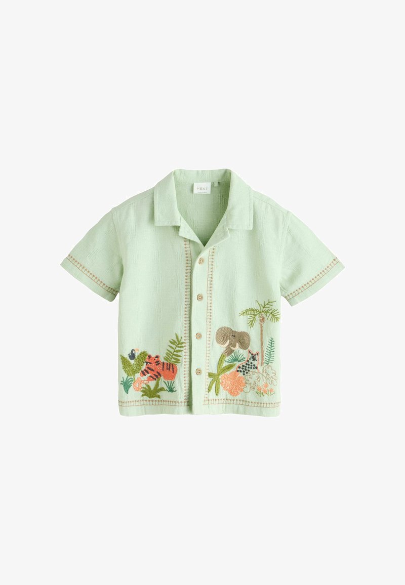 Svetlozelená košeľa s krátkym rukávom a gombíkmi, s vyšívanými džungľovými zvieratami, rastlinami a stromami pozdĺž spodného predného okraja.