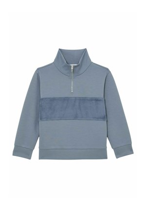 Šviesiai mėlynas džemperis su pusiau užtraukiamu kaklu, per krūtinę einančiu tamsesnio mėlyno atspalvio tekstūruotu skydeliu. Minkštos medžiagos su ribb formos rankogaliais.