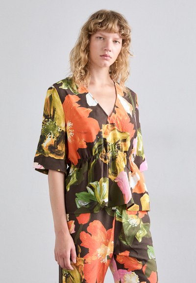 Top cu model floral, având flori vibrante de portocalie, verde, roz și galbene pe un fundal maro închis. Decolteu în V și mâneci scurte.