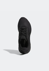 Czarny sportowy but, siateczkowa cholewka, teksturowany wzór, okrągły nosek, sznurowany przód, amortyzowana podeszwa, logo "cloudfoam" na wkładce, minimalistyczny styl.