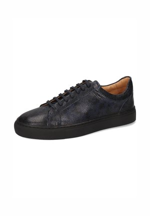 Ciemnoniebieski, teksturowany skórzany sneaker o niskim profilu, okrągłym nosku, czarnej gumowej podeszwie i kontrastujących brązowych sznurówkach.