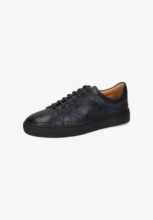 Dunkelblauer, strukturierten Leder-Sneaker mit niedrigem Profil, runder Spitze, schwarzer Gummisohle und kontrastierenden braunen Schnürsenkeln.