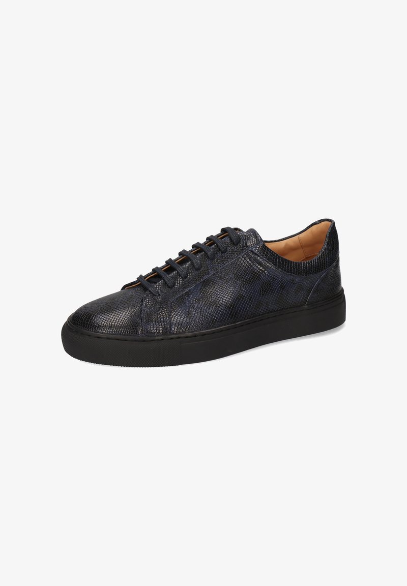 Zapatillas de cuero texturizado azul oscuro con un perfil bajo, punta redonda, suela de goma negra y cordones marrones en contraste.