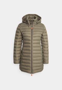 Manteau matelassé vert olive avec fermeture éclair sur le devant, capuche et texture côtelée. Présente un tirette de zip orange et des détails d'accent. Manches longues, design mi-long.