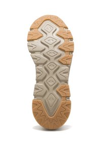 Suela de un zapato con un diseño dentado, que presenta una base beige clara y una suela de goma en tono marrón más oscuro con patrones de diamantes y olas.