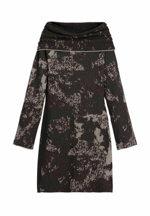 Rochie tricotată cu decolteu în stil cowl, având modele abstracte negre și crem, mâneci lungi și material texturat cu nervuri.