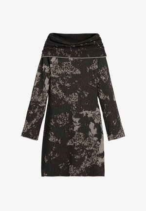 Strikkjole med cowl-halsudskæring, der har sort og cremefarvet abstrakt mønster, lange ærmer og struktureret ribbet materiale.