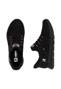 Paire de chaussures de sport noires en mesh et suède avec œillets orange, semelles flexibles et semelles intérieures de marque, vues de dessus et de côté.