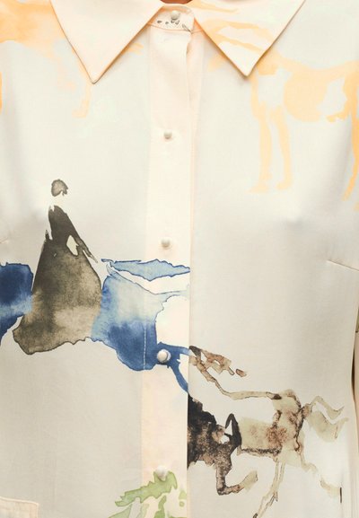 Κρεμ πουκάμισο με κουμπιά, διακοσμημένο με εκτυπώσεις σε στιλ υδατοχρώματος που απεικονίζουν ανθρώπους, άλογα και αφηρημένα σχήματα σε απαλούς τόνους μπλε, καφέ και κίτρινου.