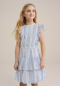 Rochie stripedă albastră și albă cu mâneci fâlfâitoare, design în straturi și un corset ajustat. Modelul prezintă puncte albastre verticale și desene cu frunze.