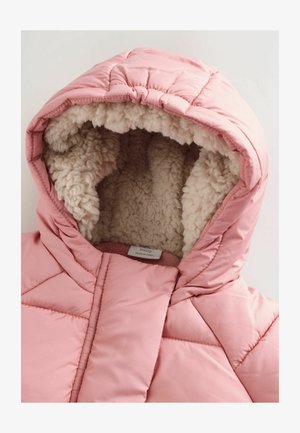 Chaqueta de plumas rosa con un diseño acolchado, que presenta un forro esponjoso en color crema en la capucha y el cuello. Etiqueta visible en el exterior.