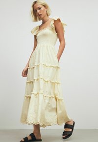 Next REGULAR FIT - Maxikleid - yellow