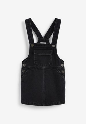 Robe salopette en denim noir avec bretelles réglables, poche avant à rabat et détails de boutons métalliques sur les côtés et les bretelles.