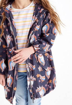 Vandtæt hættejakke med mørk baggrund dekoreret med enhjørninge- og regnbuemønstre. Elastiske manchetter og forlommer, letvægtsmateriale.