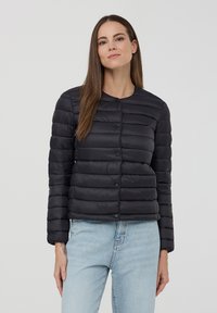 Giacca puffer nera con un design accorciato, caratterizzata da sezioni trapuntate orizzontali e colletto rotondo, chiusa da bottoni a pressione.