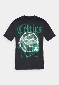 Sort t-shirt med "Boston Celtics" i grøn tekst, indeholdende et basketballgrafik og logo, lavet af bomuld, med rund hals design.