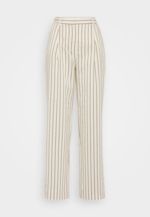 Bež hlače visokog struka s vertikalnim tankim smešnim prugama, bočnim džepovima i ravnim krojem na beloj pozadini.