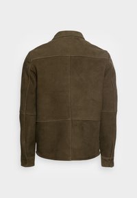 Brun mockaläderjacka med krage, med paneldesign och knappade manschetter. Slät yta, minimalistisk och modern form.