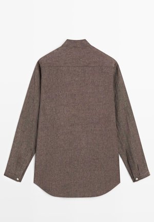 Bruine blouse met lange mouwen en knopen, klassieke kraag, zichtbare naad op het achterpand en knoopmanchetten, plat liggend met de achterkant naar boven.