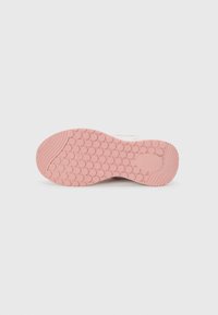 Sole di una sneaker, caratterizzata da una gomma rosa testurizzata con motivi circolari, una punta arrotondata e bordi lisci per una maggiore aderenza e comfort.