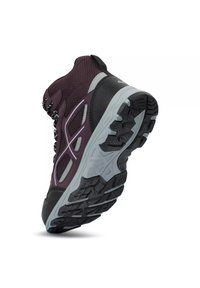Chaussure de randonnée violet foncé et noire, inclinée pour mettre en valeur la semelle épaisse et robuste à crampons et la tige en mesh avec lacets et zone du bout renforcée.