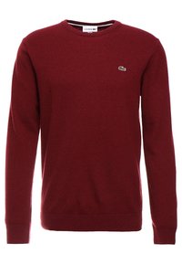 Burgundowa sweter z dzianiny, z okrągłym dekoltem, długimi rękawami, prążkowanymi mankietami i małym zielonym logo krokodyla na klatce piersiowej.