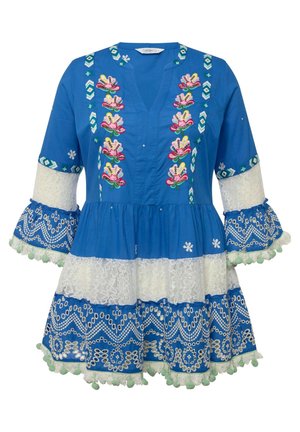 Niebieska bawełniana sukienka tunika z haftem kwiatowym, białymi koronkowymi akcentami, rękawami dzwonowymi oraz zielonymi pomponami przy dolnym brzegu.