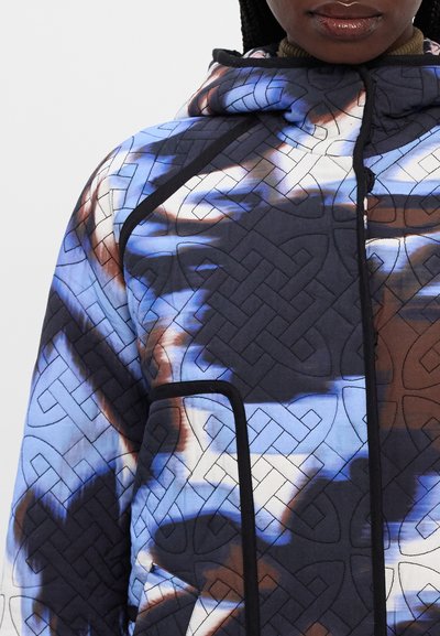 Κουβερτίν jacket σε μπλε, μαύρες και καφέ αποχρώσεις. Διαθέτει κουκούλα, περίπλοκο μοτίβο και αντίθετη περι边 γύρω από τις άκρες και τις τσέπες.