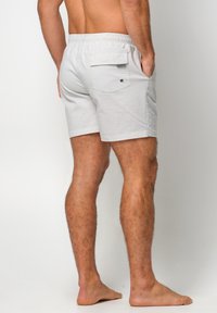 Pantaloni da bagno leggeri da uomo in grigio chiaro con un piccolo motivo a quadretti, cintura elastica e una tasca sul retro con chiusura a bottone.