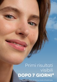 Primo piano del viso di una donna con pelle liscia e chiara, labbra rosa chiaro e capelli castani. Lo sfondo è un blu sfumato con del testo.