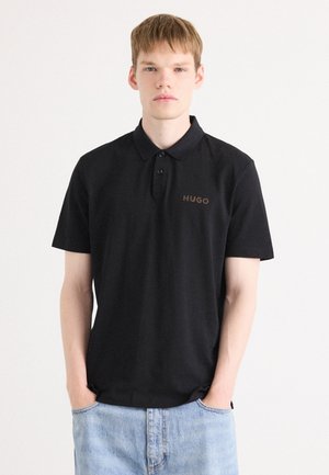 Polo noir en tissu doux, doté d'un col classique, de deux boutons, de manches courtes et d'un logo 'HUGO' marron sur la poitrine.