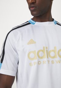 adidas Sportswear HOUSE OF TIRO NATIONS PACK - Marškinėliai su spaudiniu - white/light blue/black