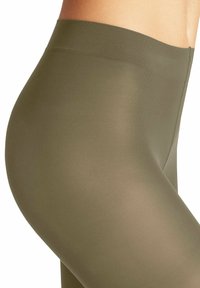 Leggings a vita alta verde oliva con una texture a costine, caratterizzati da una finitura liscia e senza cuciture visibili. Il materiale appare elastico e aderente.