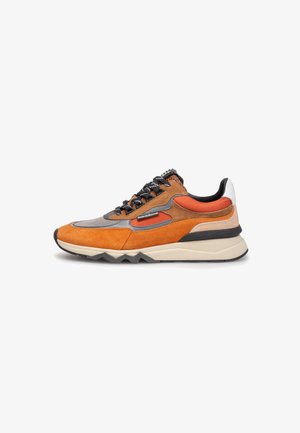 Sport sneaker gemaakt van oranje suede met grijze en bruine accenten. Beschikt over een gewatteerde tong, zwarte veters en een chunky crèmekleurige zool.
