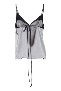 Camisola di seta con spalline nere regolabili, corpo grigio, design plissettato e dettaglio con fiocco frontale.