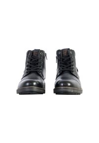 Botas de tobillo de cuero negro con cierre de cordones, cuello acolchado y cremallera lateral. Presenta una suela texturizada para mayor agarre y un acento marrón en la base.
